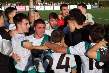 Foto de la celebración del Pamplona tras su victoria ante el Izarra.
