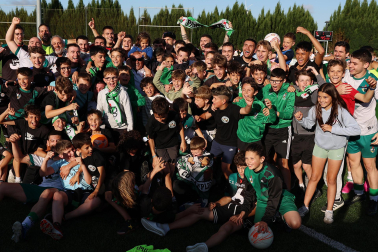 Foto de la celebración del Pamplona tras su victoria ante el Izarra.