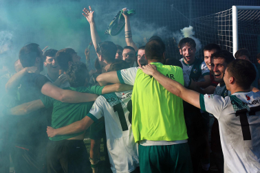 Foto de la celebración del Pamplona tras su victoria ante el Izarra.
