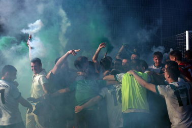 Foto de la celebración del Pamplona tras su victoria ante el Izarra.