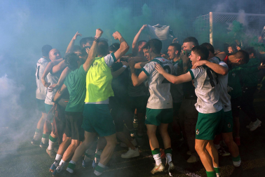 Foto de la celebración del Pamplona tras su victoria ante el Izarra.