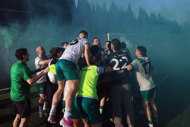 Foto de la celebración del Pamplona tras su victoria ante el Izarra.