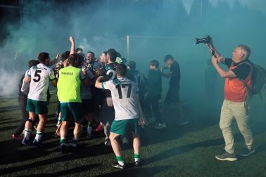 Foto de la celebración del Pamplona tras su victoria ante el Izarra.