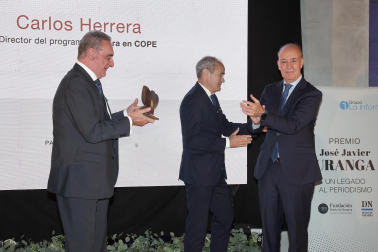 Fotos de la entrega del III Premio José Javier Uranga a Carlos Herrera