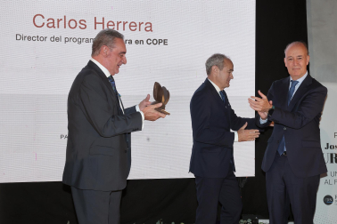 Fotos de la entrega del III Premio José Javier Uranga a Carlos Herrera