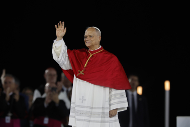 El papa León XIV, durante la vigilia con 40.000 personas este martes en el Estadio Olímpico de Barcelona