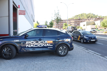 Entrada de Ramón Lázaro y su madre a los juzgados de Tudela a asistir al juicio
