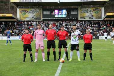 Los capitanes del Tudelano y del Real Oviedo B posan antes del partido