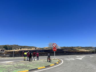 Foto del incendio de un campo de cereal en Obanos.