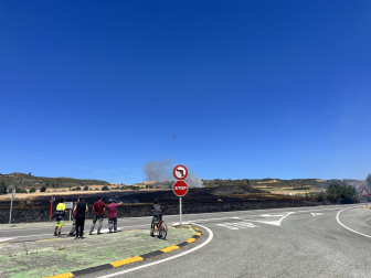 Foto del incendio de un campo de cereal en Obanos.