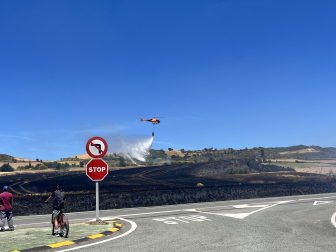 Foto del incendio de un campo de cereal en Obanos.