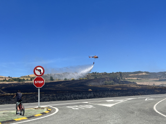 Foto del incendio de un campo de cereal en Obanos.
