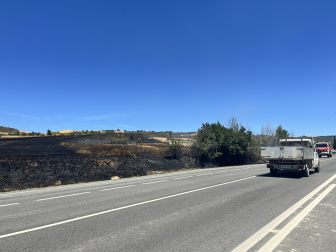 Foto del incendio de un campo de cereal en Obanos.