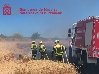 Foto del incendio de un campo de cereal en Obanos.