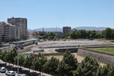 Aspecto de las obras de la explanada que se espera, aunque sin hierba, se pueda entrar para ver los fuegos