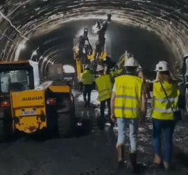 Varios operarios trabajan en el túnel de Belate, que en pocos días unirá sus dos bocas