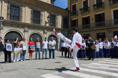A: J.P. Urdíroz F: 13-06-2026 P: L: Pamplona. Rincón de la Aduana. T: Paso del testigo del Rey de la Faba de Zabalza a Cortes.
