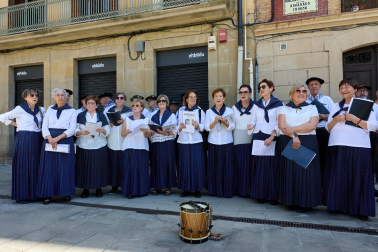 A: J.P. Urdíroz F: 13-06-2026 P: L: Pamplona. Rincón de la Aduana. T: Paso del testigo del Rey de la Faba de Zabalza a Cortes.