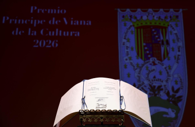 Fotos de la entrega del premio Príncipe de Viana a la cantante Aurora Beltrán en la Casa de Cultura Carmen Thyssen-Bornemisza de Los Arcos