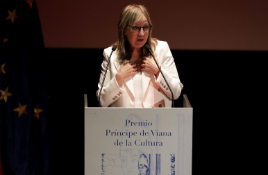 Fotos de la entrega del premio Príncipe de Viana a la cantante Aurora Beltrán en la Casa de Cultura Carmen Thyssen-Bornemisza de Los Arcos