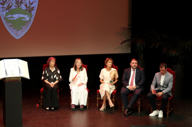 Fotos de la entrega del premio Príncipe de Viana a la cantante Aurora Beltrán en la Casa de Cultura Carmen Thyssen-Bornemisza de Los Arcos