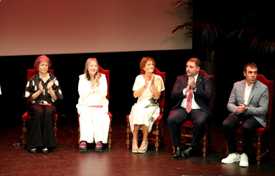 Fotos de la entrega del premio Príncipe de Viana a la cantante Aurora Beltrán en la Casa de Cultura Carmen Thyssen-Bornemisza de Los Arcos