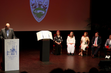 Fotos de la entrega del premio Príncipe de Viana a la cantante Aurora Beltrán en la Casa de Cultura Carmen Thyssen-Bornemisza de Los Arcos