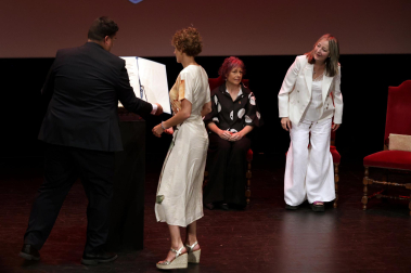 Fotos de la entrega del premio Príncipe de Viana a la cantante Aurora Beltrán en la Casa de Cultura Carmen Thyssen-Bornemisza de Los Arcos