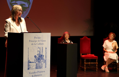 Fotos de la entrega del premio Príncipe de Viana a la cantante Aurora Beltrán en la Casa de Cultura Carmen Thyssen-Bornemisza de Los Arcos