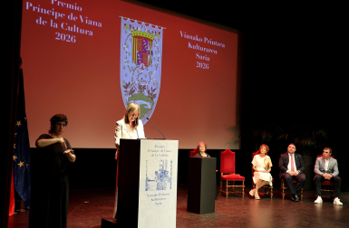 Fotos de la entrega del premio Príncipe de Viana a la cantante Aurora Beltrán en la Casa de Cultura Carmen Thyssen-Bornemisza de Los Arcos