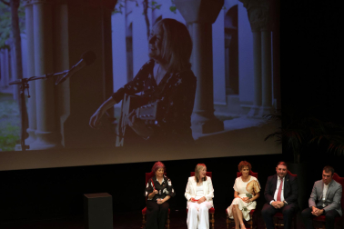 Fotos de la entrega del premio Príncipe de Viana a la cantante Aurora Beltrán en la Casa de Cultura Carmen Thyssen-Bornemisza de Los Arcos