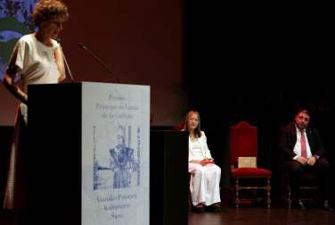 Fotos de la entrega del premio Príncipe de Viana a la cantante Aurora Beltrán en la Casa de Cultura Carmen Thyssen-Bornemisza de Los Arcos