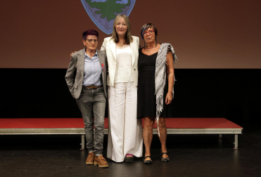 Fotos de la entrega del premio Príncipe de Viana a la cantante Aurora Beltrán en la Casa de Cultura Carmen Thyssen-Bornemisza de Los Arcos