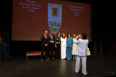 Fotos de la entrega del premio Príncipe de Viana a la cantante Aurora Beltrán en la Casa de Cultura Carmen Thyssen-Bornemisza de Los Arcos