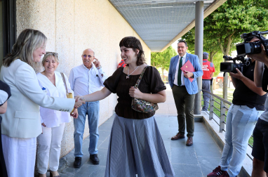 Fotos de la entrega del premio Príncipe de Viana a la cantante Aurora Beltrán en la Casa de Cultura Carmen Thyssen-Bornemisza de Los Arcos