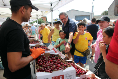 Puestos, actividades y ambiente en Milagro este domingo, 14 de junio, con motivo de la 25 Fiesta de la Cereza