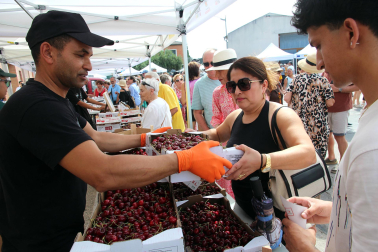 Puestos, actividades y ambiente en Milagro este domingo, 14 de junio, con motivo de la 25 Fiesta de la Cereza