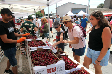 Puestos, actividades y ambiente en Milagro este domingo, 14 de junio, con motivo de la 25 Fiesta de la Cereza