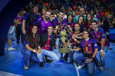 Antonio Bazán Legasa, rodeado de familiares y amigos en la pista del Lanxess Arena de Colonia