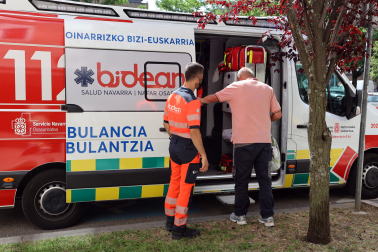 M. es trasladado al hospital para que le traten de los pies gangrenados.