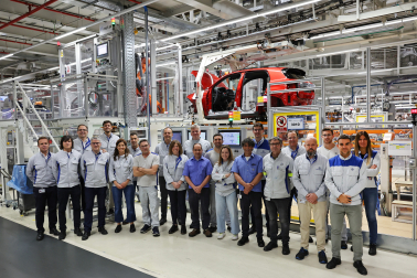 PARTE DEL EQUIPO DE VOLKSWAGEN NAVARRA INVOLUCRADO EN EL LANZAMIENTO DE LOS DOS MODELOS ELÉCTRICOS. De izquierda a derecha, primera fila: Diogo Macedo, Víctor Blanco Bello, Javier Lapeire París, Estíbaliz Juango Aldunate, Carlos de Hita Hernández, Laura Ambres Fernández, Francisco Javier Muñoz Tadeo, Ana Pérez Serrano, José Javier Picallo Alsasua, Ramón Baigorri Gurrea, Néstor Archanco Leoz y Carlos Jiménez Piñeiro; segunda fila: Juan Fernández Urtasun, Daniel Díaz Lucas, Daniel González-Cavada Asurmendi, Mikel Ormazábal Zugasti, Fernando Abad Montes, Pablo Ganuza Arraiza, Javier Azpilicueta Echávarri, Javier Ramírez Garrido, Alfredo Molinet Morales y Ana Mateo Martín