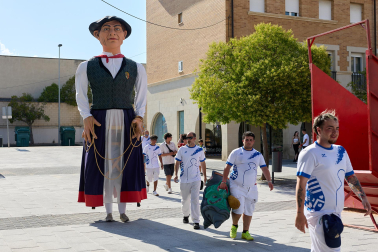 Imposición de pañuelicos, lanzamiento del cohete y celebración del primer día de las fiestas de Orkoien