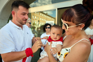 Imposición de pañuelicos, lanzamiento del cohete y celebración del primer día de las fiestas de Orkoien