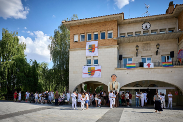 Imposición de pañuelicos, lanzamiento del cohete y celebración del primer día de las fiestas de Orkoien