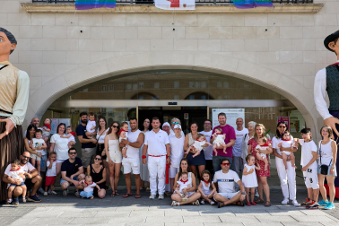 Imposición de pañuelicos, lanzamiento del cohete y celebración del primer día de las fiestas de Orkoien