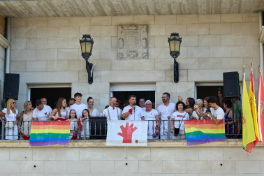 Imposición de pañuelicos, lanzamiento del cohete y celebración del primer día de las fiestas de Orkoien