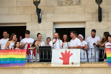 Imposición de pañuelicos, lanzamiento del cohete y celebración del primer día de las fiestas de Orkoien