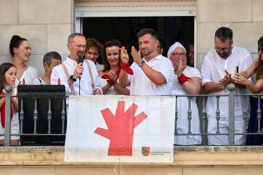 Imposición de pañuelicos, lanzamiento del cohete y celebración del primer día de las fiestas de Orkoien