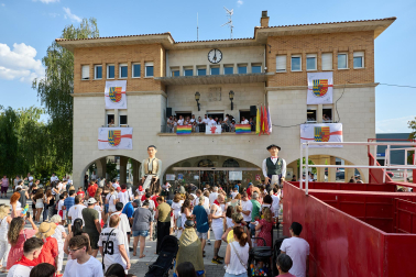 Imposición de pañuelicos, lanzamiento del cohete y celebración del primer día de las fiestas de Orkoien