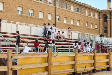 Imposición de pañuelicos, lanzamiento del cohete y celebración del primer día de las fiestas de Orkoien